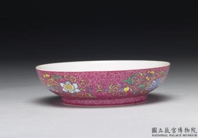 图片[2]-Dish with “Three Plenty” motif on a polychrome red ground in yangcai painted enamels, Qianlong reign (1736-1795), Qing dynasty-China Archive